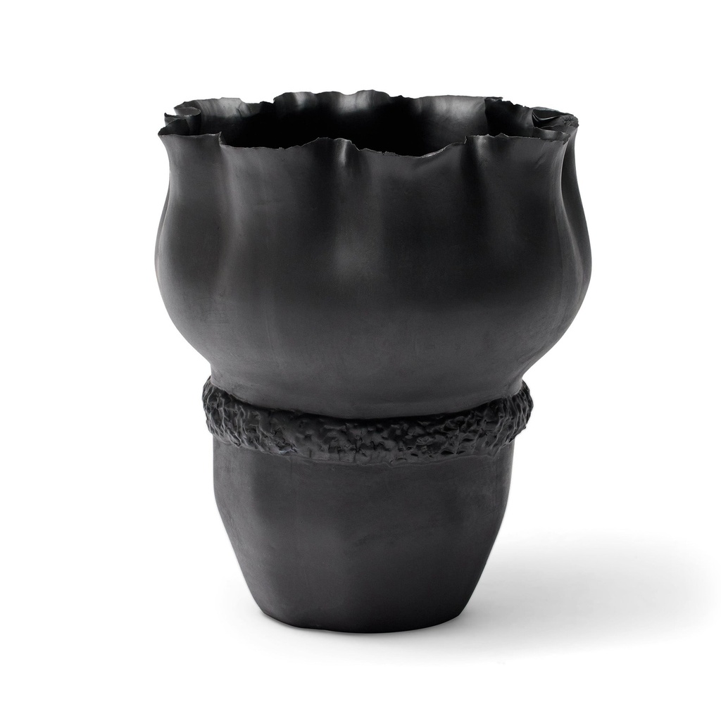 [L389] Tova Vase Black